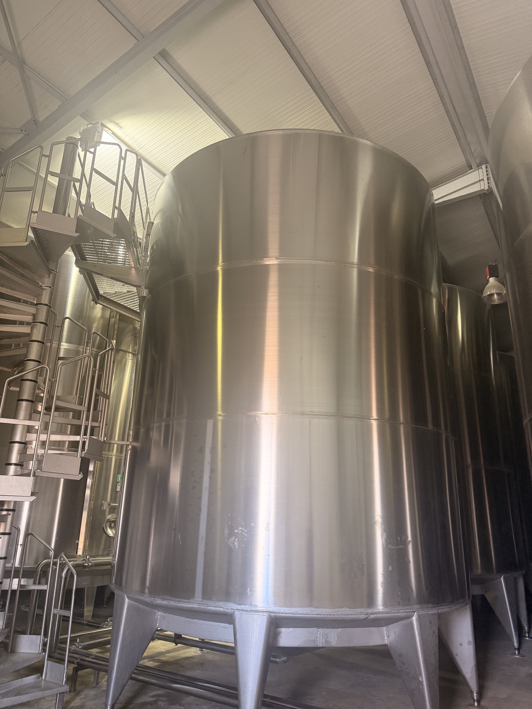 Cuves en inox utilisées pour protéger l’huile